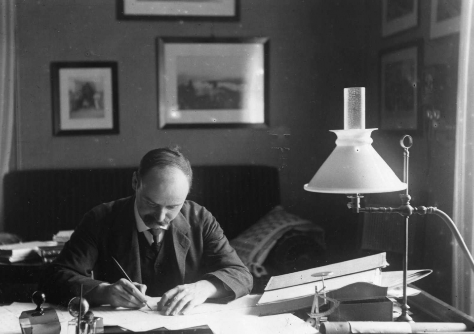 Karl_Schwarzschild_in_his_working_place