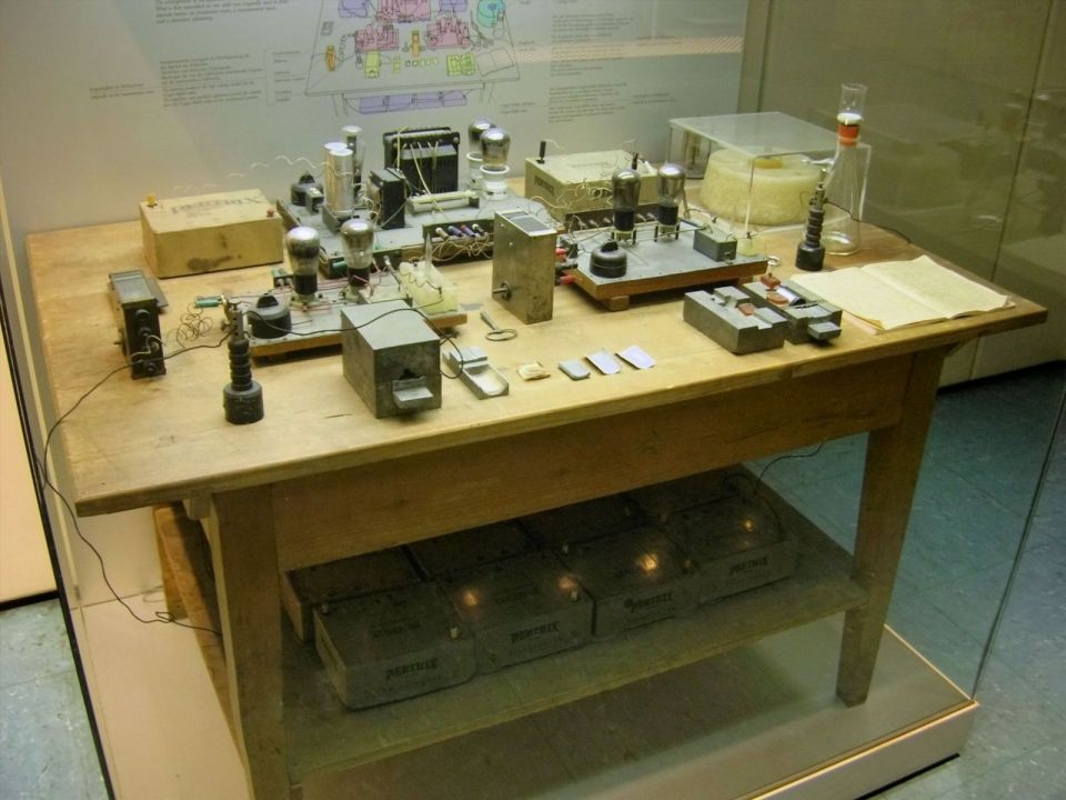 Nuclear_Fission_Experimental_Apparatus_1938_-_Deutsches_Museum_-_Munich Nuclear_Fission_Experimental_Apparatus_1938_-_Deutsches_Museum_-_Munich