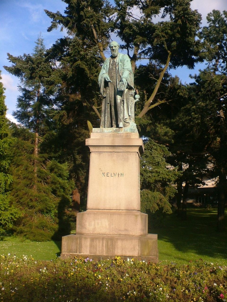 1024px-Lord_Kelvin,_Botanic_park_Belfast